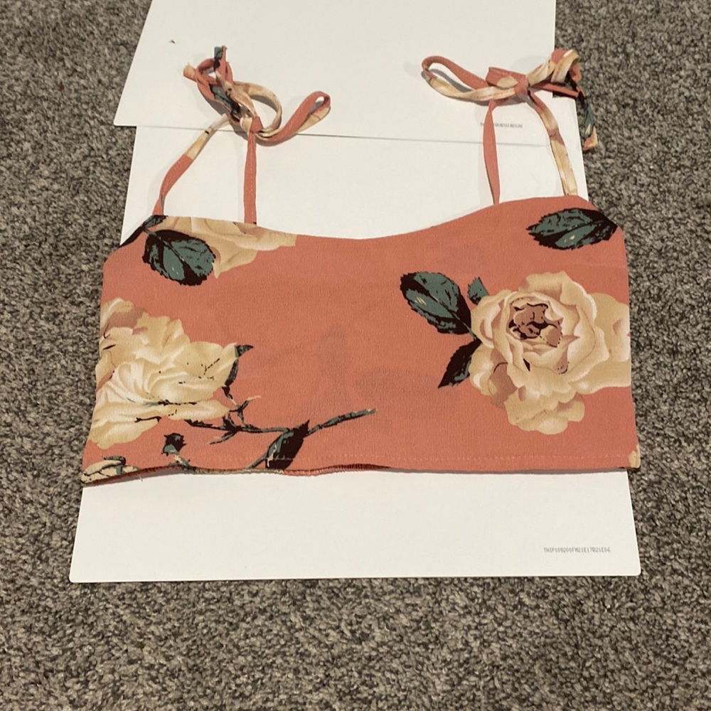 It is a crop top and it is floral it is a xs or it can be a small